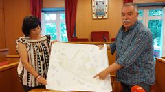El alcalde muestra el proyecto del parque en compaa de Conchi Prez, de Trbore Jardinera, la empresa encargada de la ejecucin