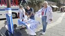 Cristina Troncoso y Celso García, con batas blancas, son miembros de Adrovi y estuvieron haciendo este miércoles campaña por la donación de órganos