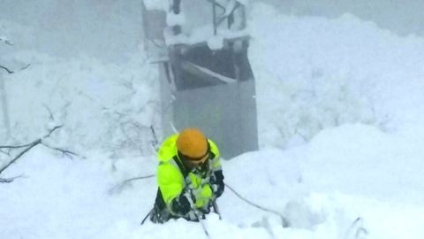 Operario de telefona trabajando en una zona afectada por la nevada