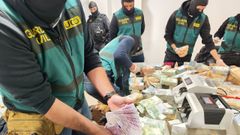 Agentes de la UCO examinando el dinero incautado en la operacin Halia.