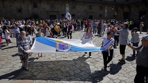 De la fachada del consistorio compostelano se colg una bandera diseada por Castelao con el lema Denantes mortos que escravos