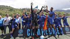 El Ourense CF asciende y desborda la euforia en Oira.El 2-0 ante el Oviedo Vetusta convierte a los azulones en equipo de Primera Federación