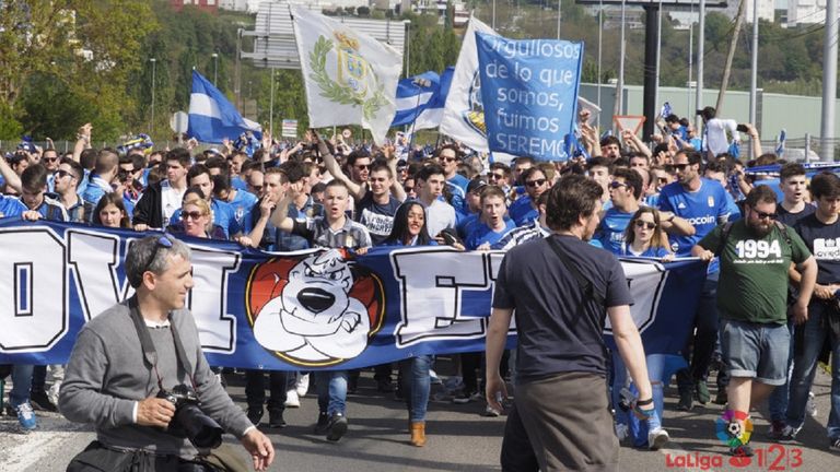 Afición del Oviedo en Lugo en 2017