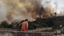 Los incendios que arrasan Galicia, en imágenes.Un vehículo de la Xunta se quemó de madrugada en el incendio de Maceda
