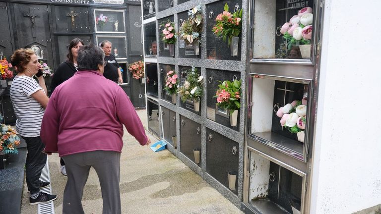 Los vecinos acudieron al cementerio para ver lo ocurrido y barrer y limpiar los restos de los destrozos