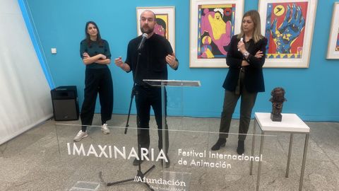 Matilde Rodríguez e Alberto Vázquez, directores do festival, xunto a María Teresa Cores, coordinadora de cultura de Afundación, na presentación do festival. 