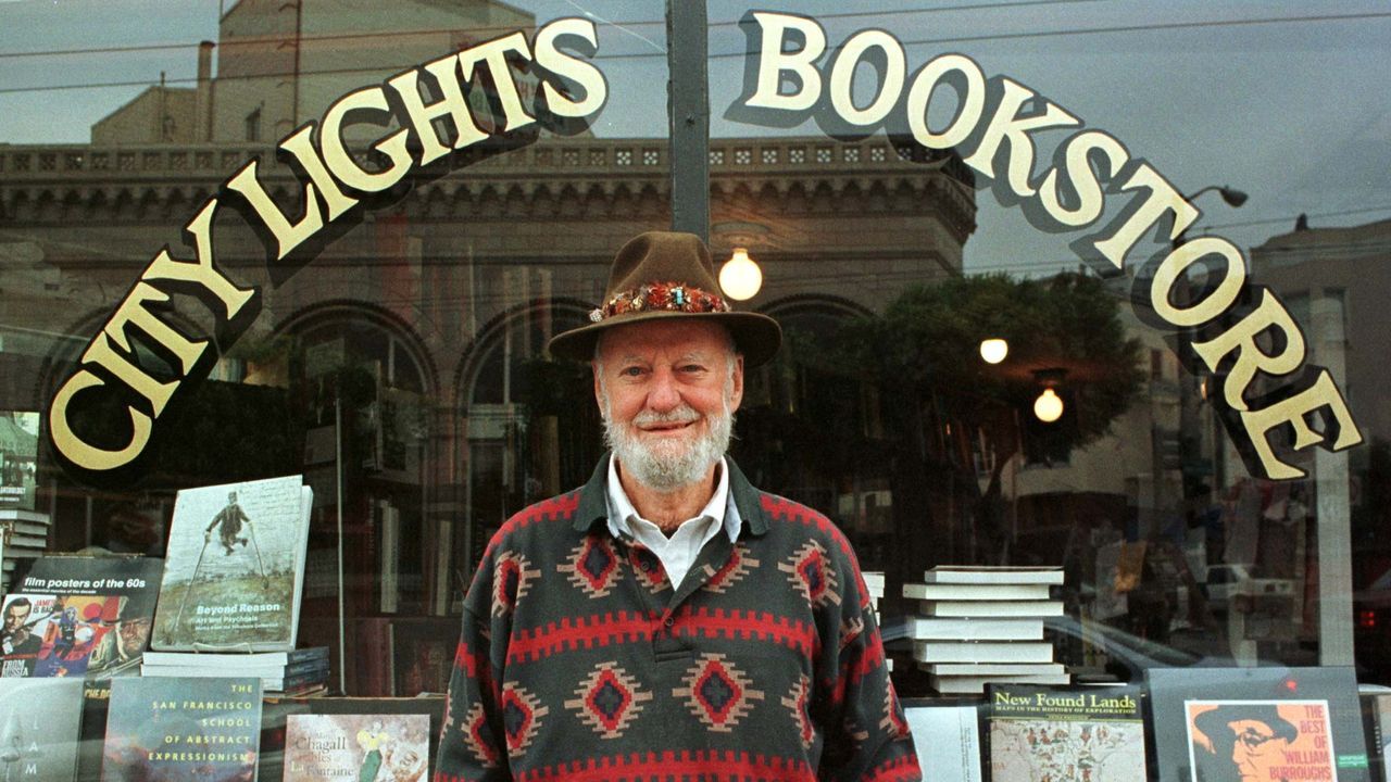 Ferlinghetti, ante su librería de San Francisco en 1998