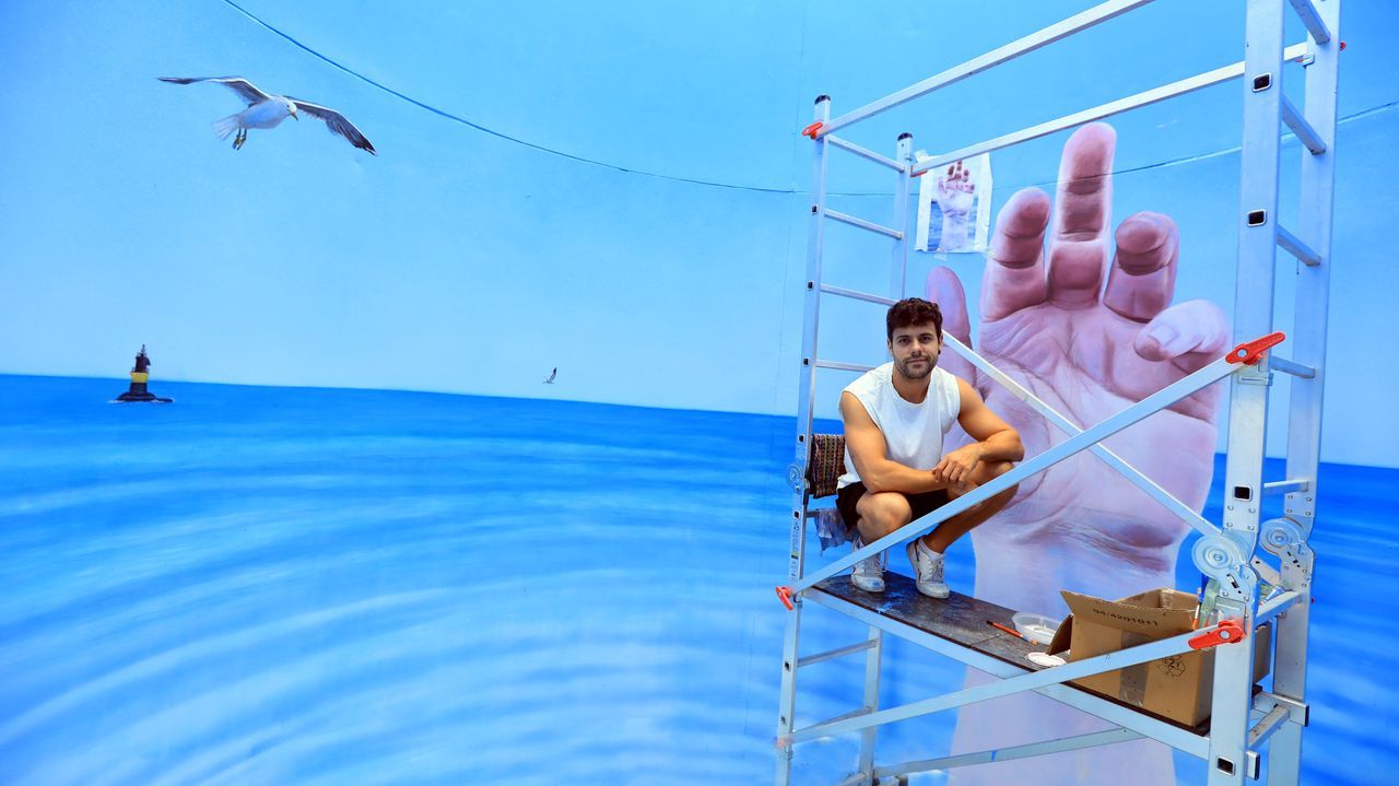 Bembrive.David Cat transformando la estructura del viejo faro en arte: ser espectacular. Este prximo viernes se inaugurar en el paseo de A Marosa y podr ser visitado