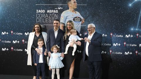 María Juncal, a la izquierda, junto a su hijo Iago, su nuera, sus nietos y su marido