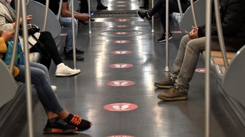 En el metro de Milán se percibe el distanciamiento social impuesto