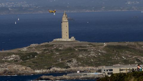 Vista de la torre de Hércules desde el mirador de San Pedro, en A Coruña