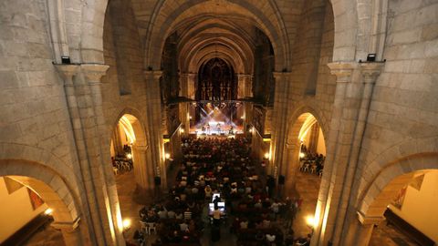 Interior de la Catedral de Mondoñedo durante un concierto de Susana Seivane