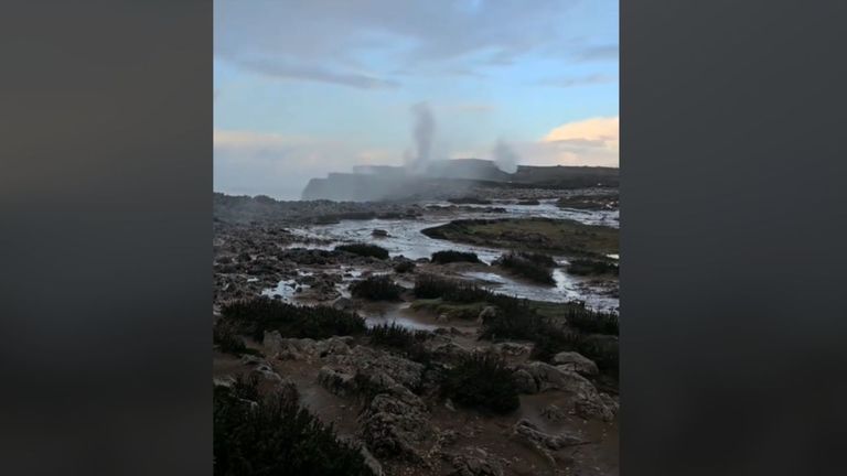 El creador de contenido @rupriet visita los bufones de Pría en pleno temporal