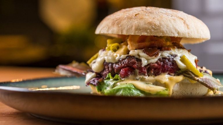 Caprichos tratará de revalidar su título de mejor hamburguesa de Asturias con la Magic Burger.