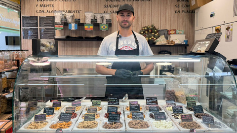 El murciano Paco Diego Motos conquista Asturias con sus frutos secos de sabores