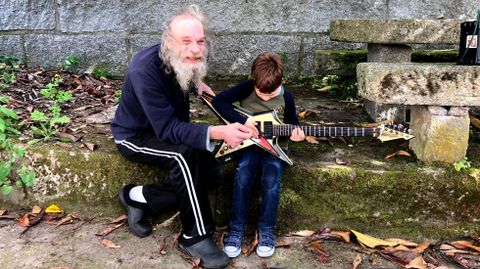 Carlos, con su sobrino, hijo de su hermano Javi, enseñándole a tocar la guitarra. 