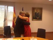 Natalia La��o se fundi� en un abrazo con el alcalde.