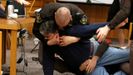 El padre de tres vctimas de Larry Nassar intenta agredirle durante el juicio