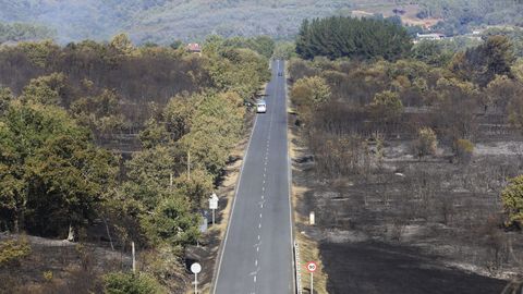 El fuego cerc la carretera por ambos lados entre Tor y Seoane