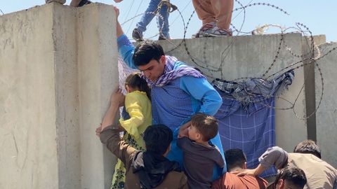 Cientos de afganos saltaron el muro del aeropuerto internacional de Kabul, el 16 de agosto del año pasado, en un intento desesperado por huir del país después de que los talibanes tomaran control de la capital.