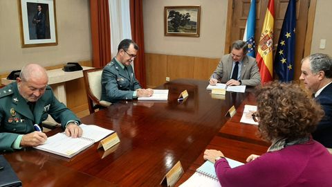 El delagado del Gobierno en Galicia, José Miñones, firmando la activación del plan de seguridad.