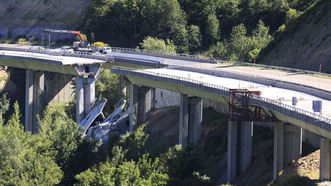 Estado en el que está un viaducto de la A-6 desde el derrumbe la semana pasada.