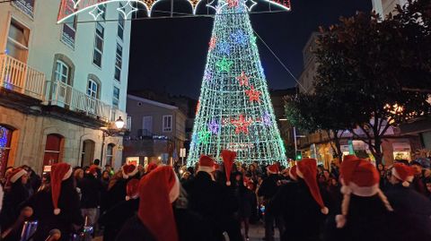 Los percusionistas del grupo Baturruka animaron la tarde en el centro de Monforte con su música y sus gorros navideños