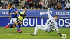 Dani G�mez, con Arribas al lado, dispara ante Lunin