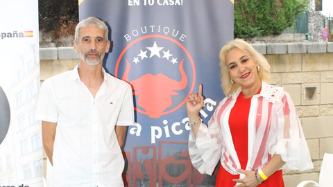 Patricia Sousa, propietario de La Boutique de La Pica�a, junto a su marido