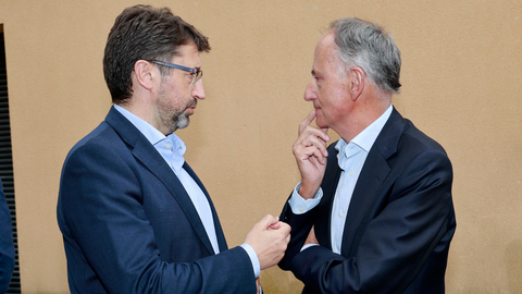 El presidente de Hunosa, Enrique Fern�ndez, y el presidente de la Asociaci�n para el Progreso de la Direcci�n (APD), Javier Sa�nz de Jubera, durante los Encuentros en el Eo 2026