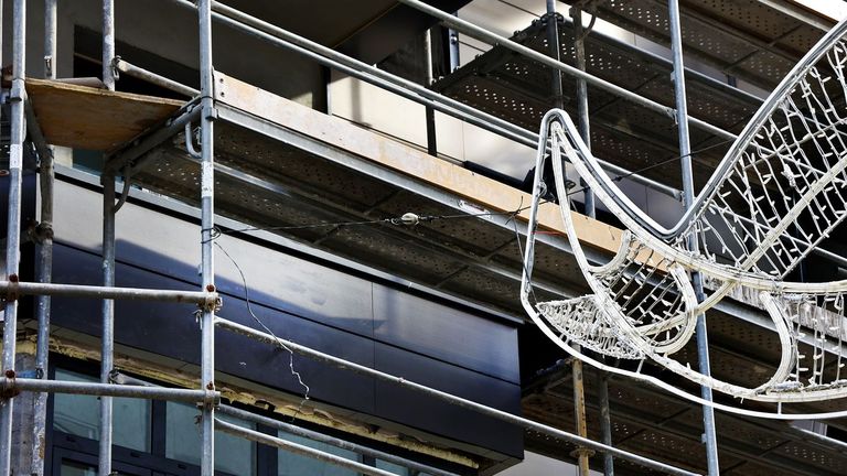 Denuncian el riesgo que supone enganchar luces de Navidad en andamios y algunos edificios de Vigo