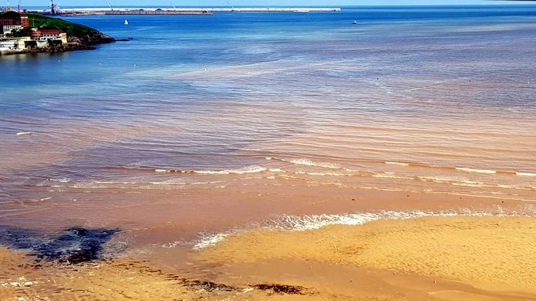 Vista aérea de la playa de San Lorenzo con la mancha y las espumas