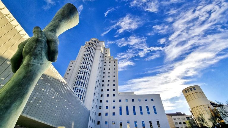 «Desahucios en la planta 10 y morosos en la 8. Que haya suerte»