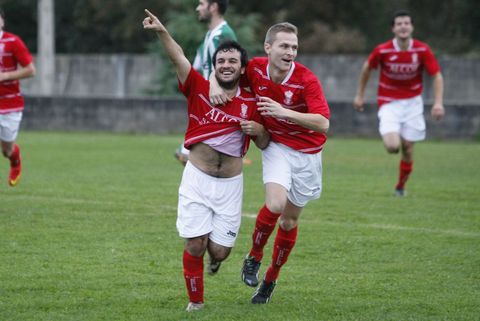 Davicn celebra un gol del Brolln en el campo de Os Medos. 