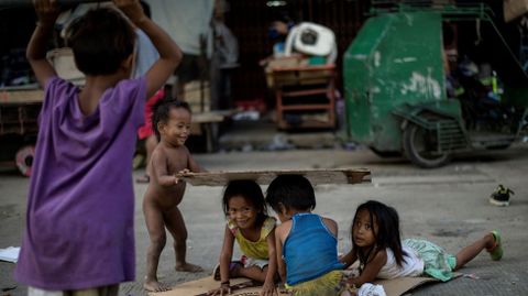 Varios nios que viven en la calle jugando en Manila. 