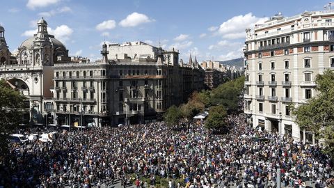Protesta por las detenciones y registros contra la organizacin del referendum cataln