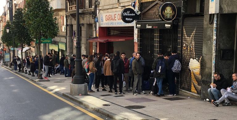 Colas a la puerta de El Desván