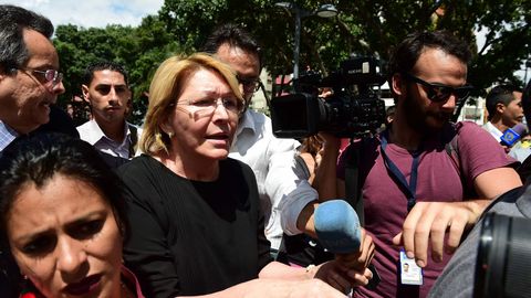 Luisa Ortega Daz, fiscala general de Venezuela y una de las voces ms crticas con Nicolas Maduro, hablando con la prensa en Caracas