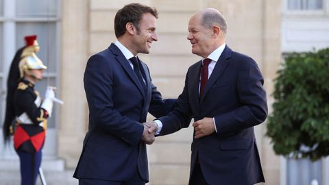 El presidente francés, Emmanuel Macron, y el canciller alemán, Olaf Scholz, este miércoles, antes de su reunión en el palacio del Elíseo