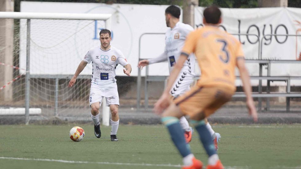 Izan y Arturo saltan a por un bal�n a�reo en el partido contra el Antela.