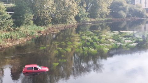 El vehículo se quedó semisumergido en el río Miño