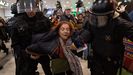 Los Mossos d'Esquadra desalojan a una de las manifestantes del interior de la estacin de Sants