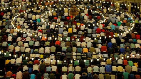 Un grupo de musulmanes participa en un evento de oracin nocturna llamado Tarawih en Estambul. 
