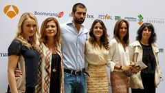 Los actores de la serie de Antena 3 El tiempo entre costuras, posan junto a la escritora Mara Dueas, y la directora de Ficcin de Antena 3, Sonia Martnez.