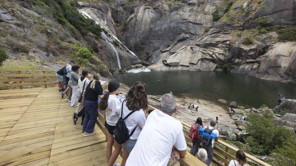 Avistan cuatro ballenas azules en las proximidades del Cabo Fisterra.Visitantes en el entorno de la cascada, este lunes