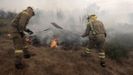 Brigadistas trabajando en la extincin de un incendio forestal en una foto de archivo