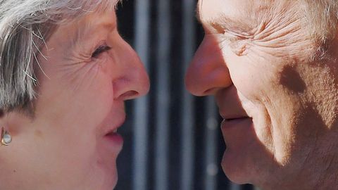 La primera ministra britnica, Theresa May, recibe al presidente del Consejo Europeo, Donald Tusk, en el 10 de Downing Street