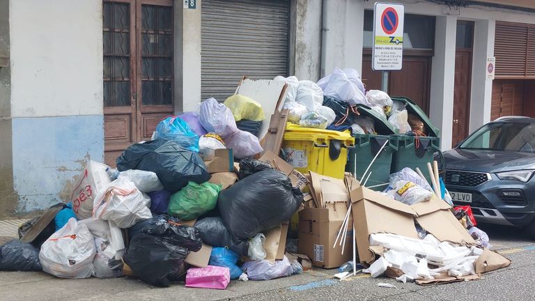 Isla de contenedores en la calle Gran Vía, una imagen tomada este mismo sábado