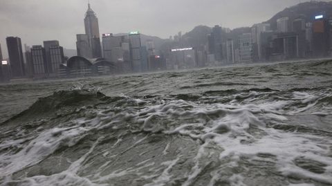  Vista general de aguas turbulentas frente al muelle Victoria en Hong Kong, que est paralizada por el paso de un cicln. 
