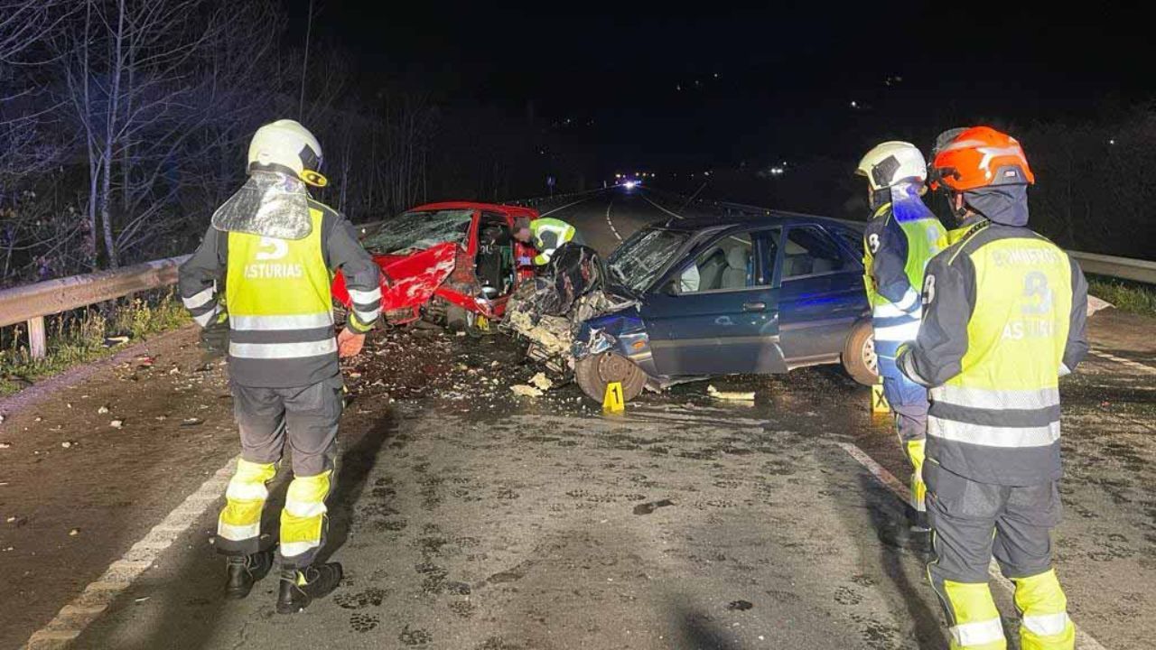 Una Fallecida Y Dos Heridos Tras Colisionar Dos Turismos En El Entrego